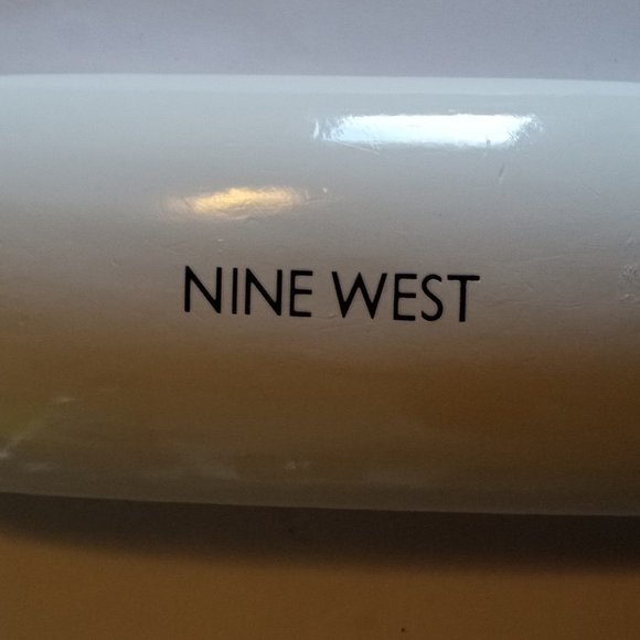 Authentic Nine West Eyeglasses Sunglasses Hard ClamShell White Black Felt Lining - Picture 2 of 6